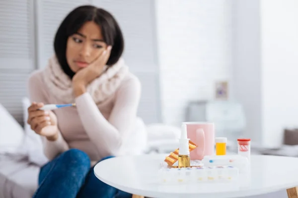 Mujer triste mirando todas sus medicinas caras —  Fotos de Stock