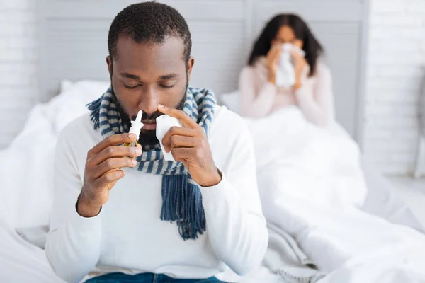 Sjuk man använder bra näsdroppar — Stockfoto