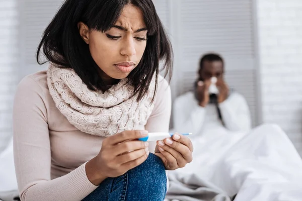 Mujer seria mirando preocupado por la alta temperatura — Foto de Stock