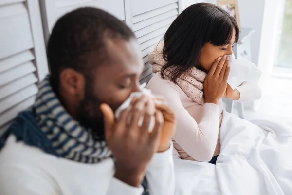 Two young people sneezing at the same time — Stock Photo, Image