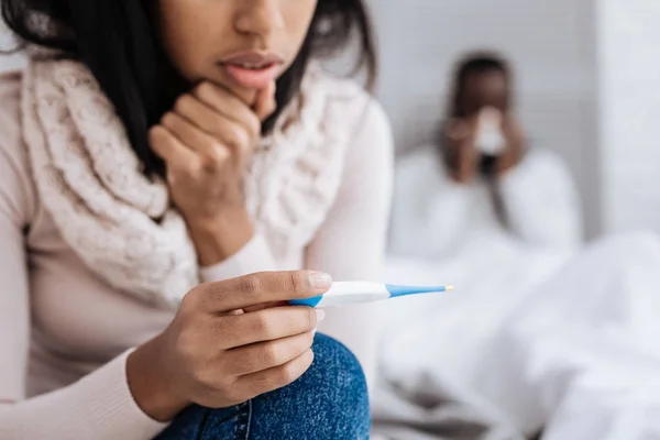 Mujer tranquila reflexiva pensando en la alta temperatura — Foto de Stock