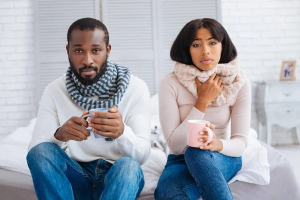 Dos jóvenes malsanos tomando té juntos — Foto de Stock