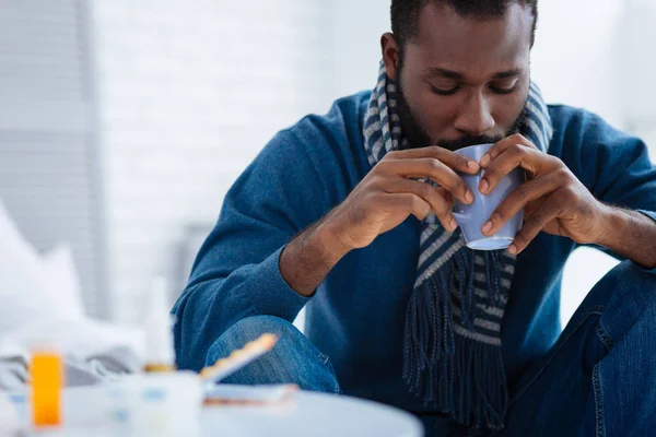 Emotionsloser ruhiger Mann, der aus seiner Tasse trinkt — Stockfoto