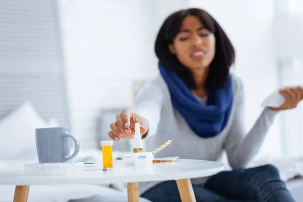 Mujer infeliz tomando gotas nasales terribles — Foto de Stock