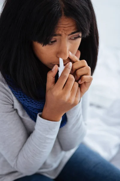紧张的年轻妇女治疗她的流感 — 图库照片