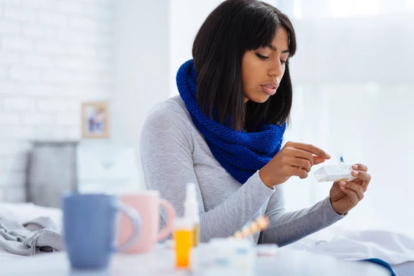 Mala joven mujer abriendo su caja de pastillas — Foto de Stock