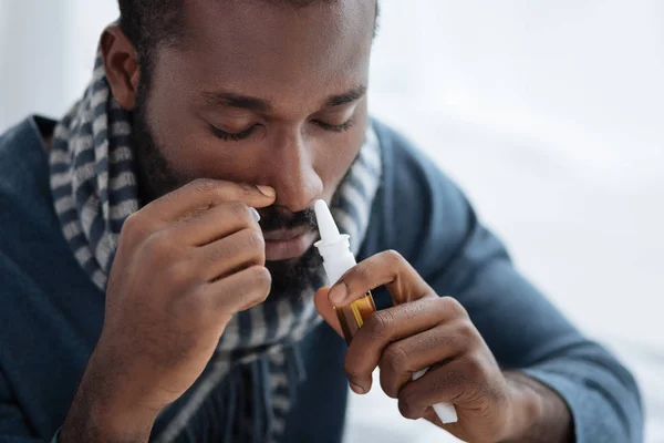 Porträt eines kranken jungen Mannes mit Nasentropfen — Stockfoto