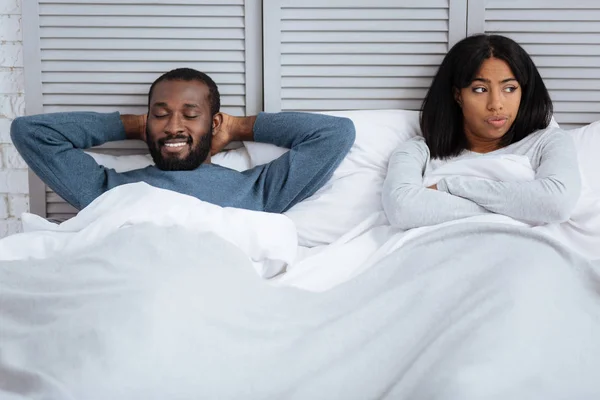 Dos jóvenes emocionales en una cama — Foto de Stock