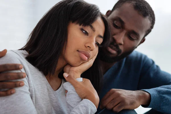 Sevimli iki romantik insan portresi