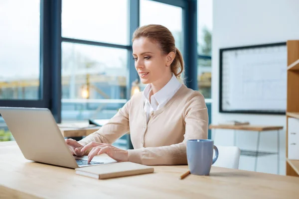 Empresária concentrada trabalhando com um laptop — Fotografia de Stock