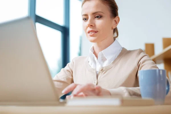 Junge Sekretärin tippt auf der Tastatur — Stockfoto