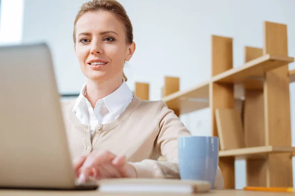 Optimistic woman working in the office — Stock Photo, Image