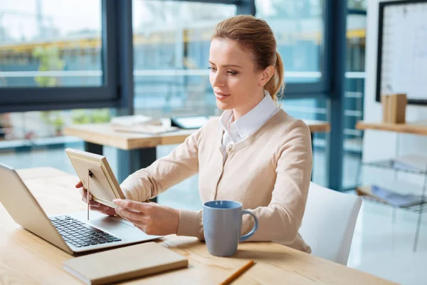 Mujer pacífica mirando la foto — Foto de Stock