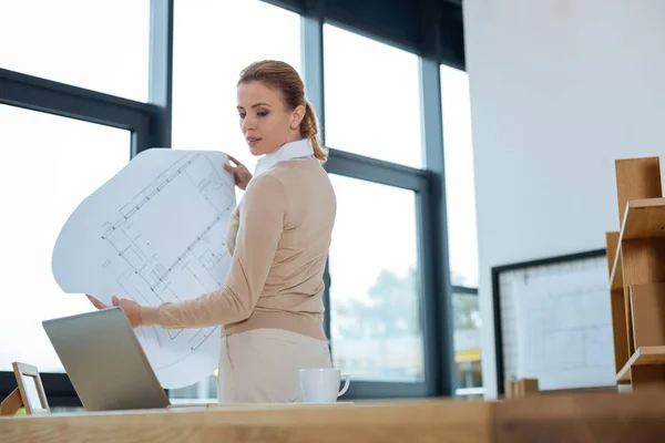 Ingeniero concentrado trabajando en un nuevo proyecto — Foto de Stock