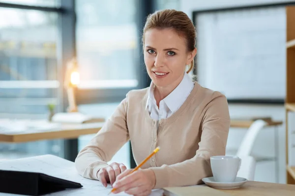 Diseñador positivo trabajando en nuevos borradores — Foto de Stock