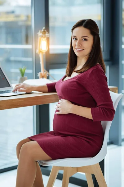 ラップトップを使用して喜んでいる妊娠中の女性 — ストック写真