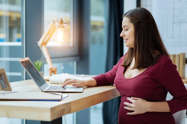 集中的孕妇与膝上型计算机 — 图库照片