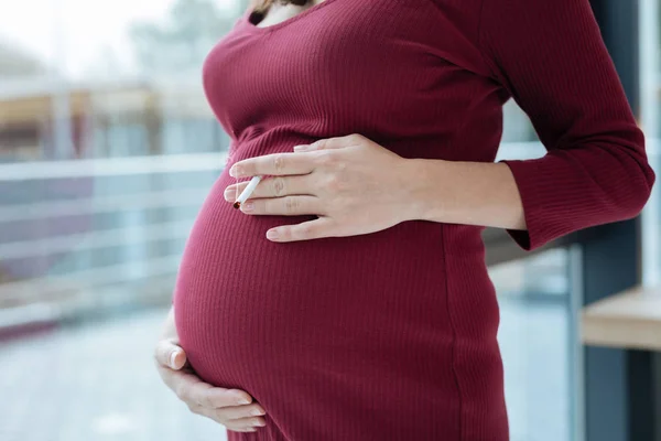 Nahaufnahme der rauchenden Mutter — Stockfoto