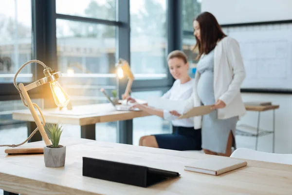 Hardwerkende collega's innemen over doorstart — Stockfoto