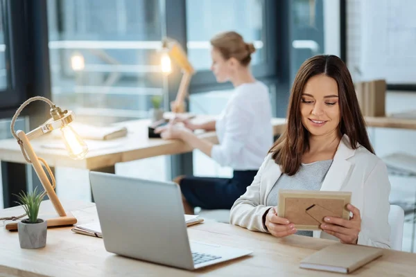 Goedhartig vrouw met een foto in handen — Stockfoto