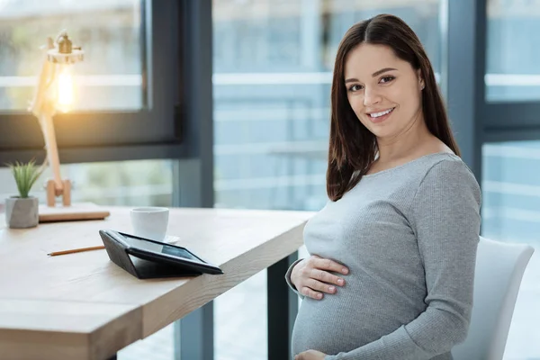 Primo piano di graziosa donna incinta con un sorriso — Foto Stock