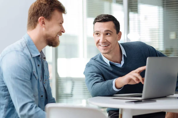 Sonriente morena hablando con su nuevo colega — Foto de Stock