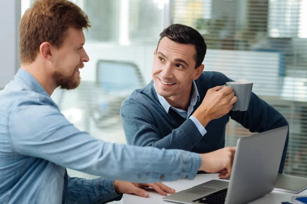 Positiv erfreute Menschen bei Kaffeepause — Stockfoto