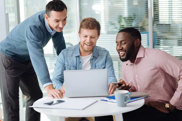 Encantados colegas teniendo una charla amistosa — Foto de Stock