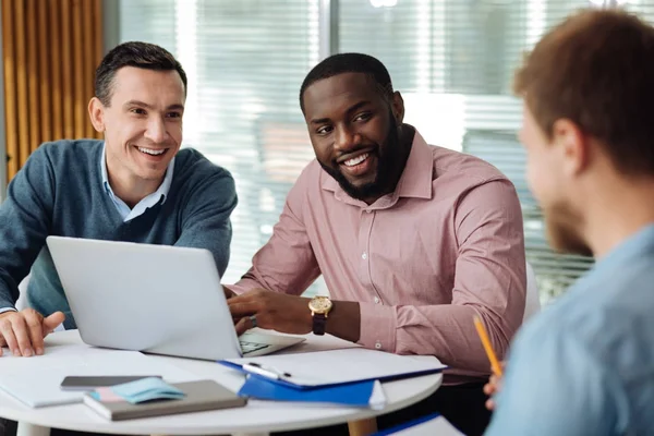 Stilig mulatt att skriva dokument med nöje — Stockfoto