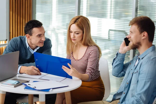 Persona femenina atenta que escucha a su pareja — Foto de Stock