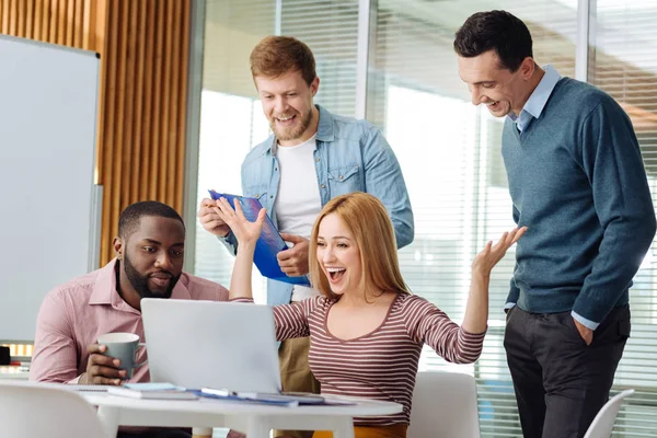 Blij vrouwelijke persoon vieren van haar succes — Stockfoto