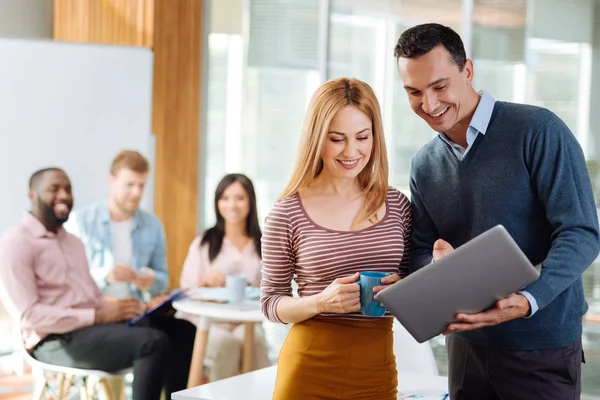 Twee partners scherm van de computer kijken — Stockfoto