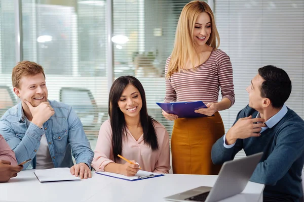 Aantrekkelijke secretaris informeren van deelnemers aan de conferentie — Stockfoto