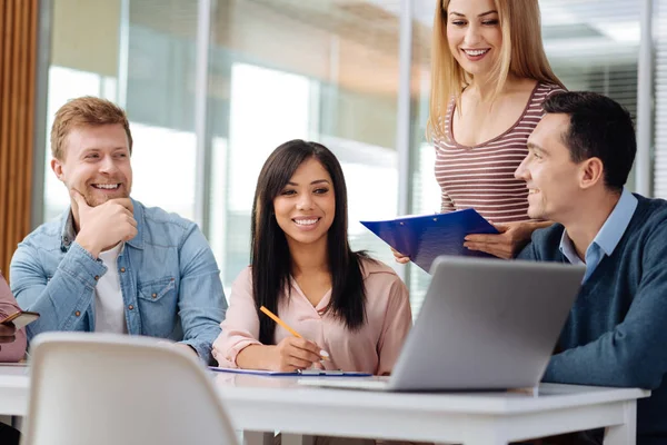 Grupp av glada yrkespersoner att vara i office — Stockfoto