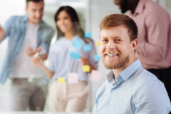 Positiv glad kontorsarbetare att vara på arbetsplatsen — Stockfoto