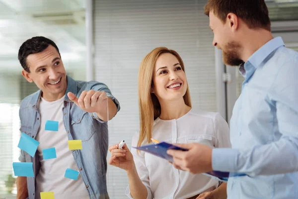 Rubia atractiva hablando con su colega — Foto de Stock