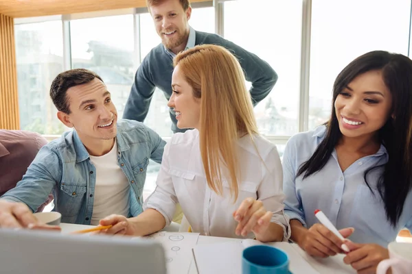 Überraschte Brünette hört seiner Freundin zu — Stockfoto