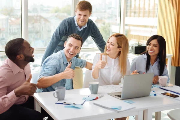 Pozitivní radost partneři konference teambuilding na návštěvě — Stock fotografie