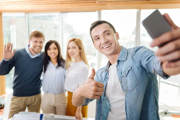 Drie collega's permanent op de achtergrond — Stockfoto