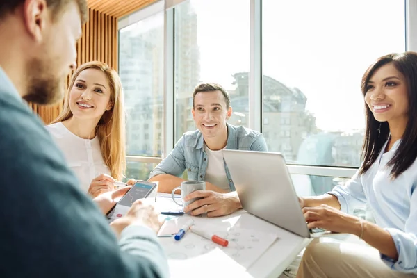 Fröhliche Brünette hört ihrem Partner zu — Stockfoto