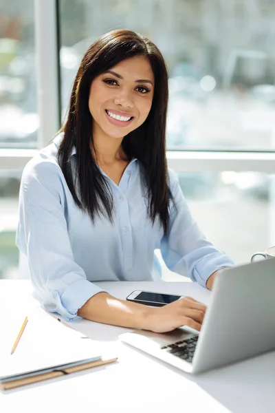 Erstaunliche Mädchen sitzt vor ihrem Computer — Stockfoto