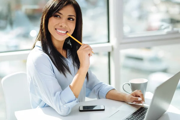 Nachdenkliches Mädchen sitzt an ihrem Arbeitsplatz — Stockfoto