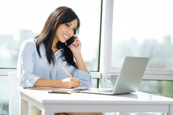 Pretty brunette female having friendly talk — Stock Photo, Image