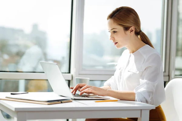 Travailleur de bureau sérieux regardant son ordinateur — Photo