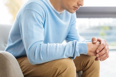 Adam hayatı hakkında düşünme