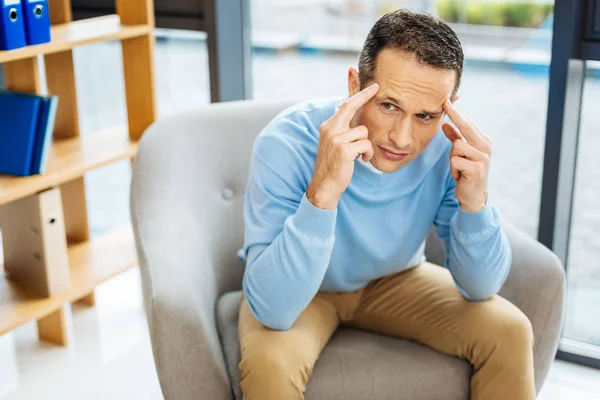 Депресивний дорослий чоловік має головний біль — стокове фото