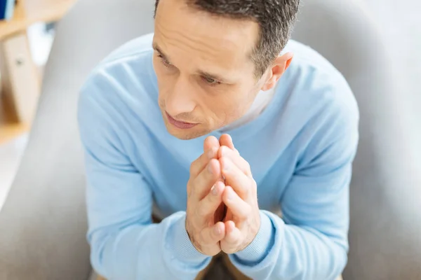 Draufsicht auf einen fröhlich unglücklichen Mann — Stockfoto