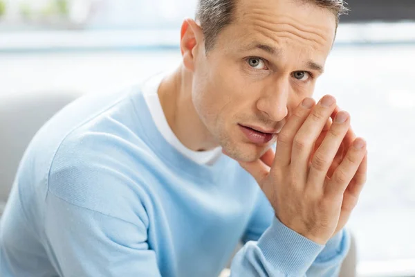 Triest zielige man op zoek naar jou — Stockfoto