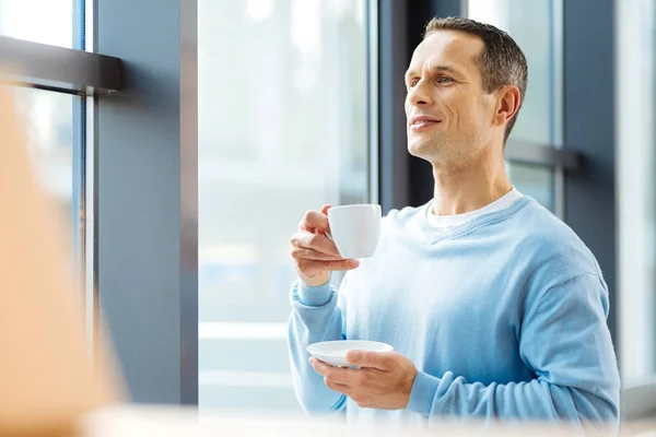 Aangename vrolijke man met koffie — Stockfoto