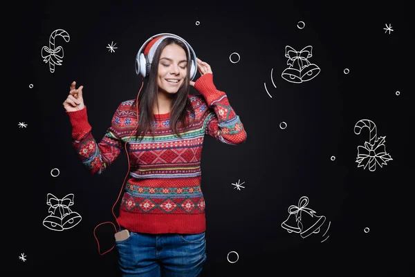 Inblandade glad flicka njuter julsånger — Stockfoto
